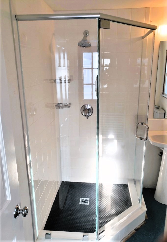Neo-angle shower as part of small bathroom design