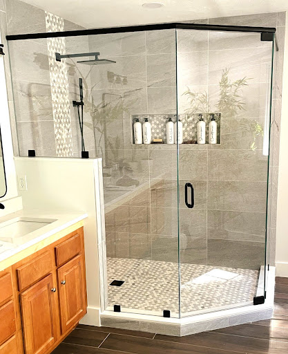 Small bathroom design using a neo-angle shower